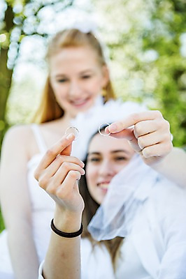 포토 JPG 주간 서양인 외국인 커플 응시 여자 행복 웨딩드레스 면사포 미소 사람 근접촬영 상반신 20대 성인 야외 두명 앞모습 아웃포커스 신체부위 다정 양손 결혼반지 동성애자 성인여자만 국내포토 자연요소 손 시선 드레스 감정 뷰포인트 결혼 컨셉 관계 촬영기법 표정 인종 청년 반지 결혼소품 여자만 성인만 파일형식 성소수자