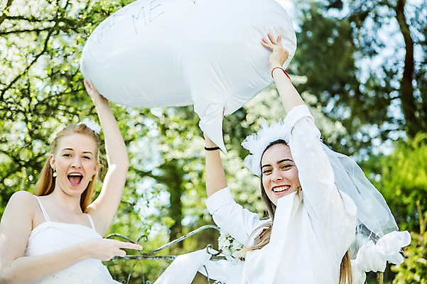 포토 JPG 주간 서양인 외국인 커플 여자 행복 웨딩드레스 결혼 말풍선 결혼식 면사포 웃음 들기 사람 상반신 20대 성인 야외 두명 옆모습 다정 가리킴 즐거움 동성애자 성인여자만 국내포토 자연요소 드레스 감정 뷰포인트 컨셉 관계 모션 표정 인종 손짓 이벤트 청년 결혼소품 여자만 성인만 파일형식 성소수자