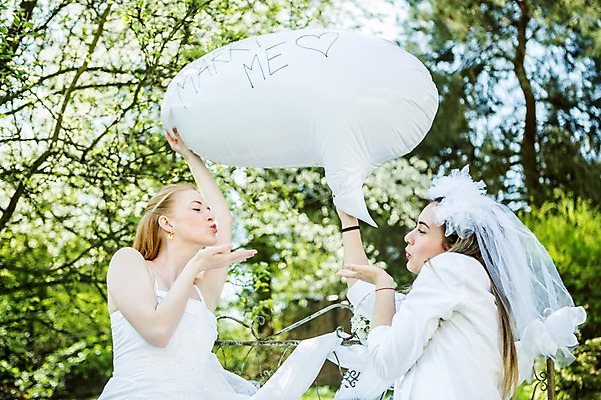 포토 JPG 주간 서양인 외국인 커플 여자 행복 웨딩드레스 결혼 말풍선 결혼식 면사포 들기 사람 손짓 상반신 20대 성인 야외 두명 옆모습 다정 동성애자 성인여자만 바람불기 국내포토 자연요소 드레스 감정 뷰포인트 컨셉 관계 모션 인종 이벤트 청년 불기 결혼소품 여자만 성인만 파일형식 성소수자