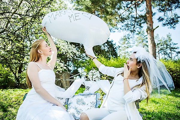 포토 JPG 주간 서양인 외국인 커플 여자 행복 웨딩드레스 결혼 말풍선 벤치 결혼식 면사포 사람 앉기 상반신 20대 성인 야외 두명 옆모습 다정 놀람 동성애자 성인여자만 국내포토 자연요소 드레스 감정 뷰포인트 컨셉 의자 관계 모션 표정 인종 이벤트 청년 결혼소품 여자만 성인만 파일형식 성소수자