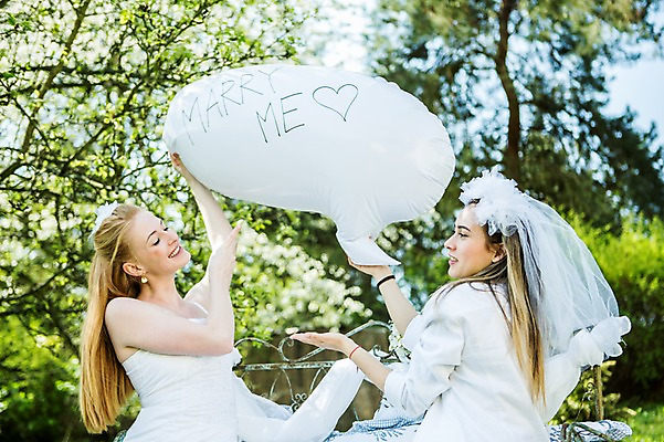 포토 JPG 주간 서양인 외국인 커플 응시 여자 행복 웨딩드레스 결혼 말풍선 결혼식 면사포 미소 들기 사람 상반신 20대 성인 야외 두명 옆모습 마주보기 다정 동성애자 성인여자만 국내포토 자연요소 시선 드레스 감정 뷰포인트 컨셉 관계 모션 표정 인종 이벤트 청년 결혼소품 여자만 성인만 파일형식 성소수자