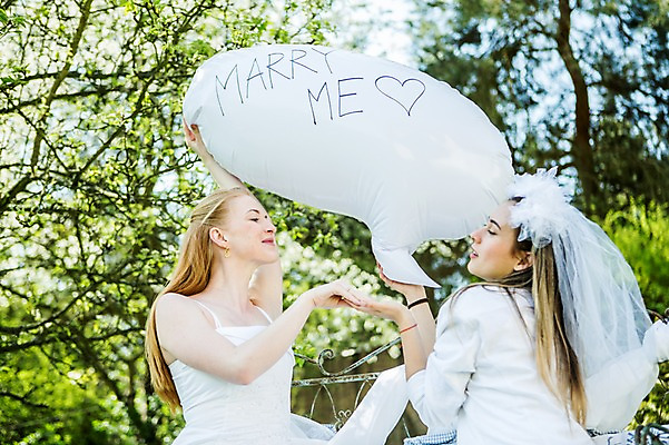 포토 JPG 주간 서양인 외국인 커플 응시 여자 행복 웨딩드레스 결혼 말풍선 결혼식 면사포 미소 사람 상반신 20대 성인 야외 두명 옆모습 마주보기 손잡기 다정 동성애자 성인여자만 국내포토 자연요소 시선 드레스 감정 뷰포인트 컨셉 관계 모션 표정 인종 이벤트 청년 결혼소품 여자만 성인만 파일형식 성소수자