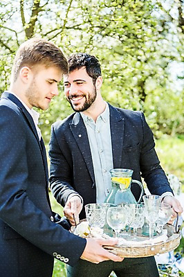 포토 JPG 주간 서양인 외국인 커플 응시 남자 행복 음료 잔 쟁반 미소 들기 사람 상반신 20대 성인 야외 두명 앞모습 옆모습 다정 서빙 동성애자 성인남자만 국내포토 자연요소 식기 시선 감정 뷰포인트 컨셉 관계 모션 표정 인종 청년 남자만 성인만 파일형식 성소수자