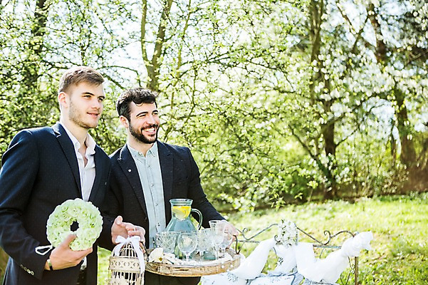 포토 JPG 주간 서양인 외국인 커플 응시 공원 남자 행복 음료 미소 들기 사람 상반신 20대 성인 야외 두명 앞모습 화관 다정 서빙 동성애자 성인남자만 국내포토 자연요소 시선 공공시설 꽃 감정 뷰포인트 컨셉 관계 모션 표정 인종 청년 남자만 성인만 파일형식 성소수자