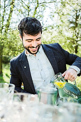 포토 JPG 주간 서양인 외국인 남자 행복 음료 유리병 잔 한명 미소 사람 상반신 20대 성인 야외 앞모습 정원 다정 붓기 즐거움 동성애자 성인남자한명만 국내포토 자연요소 1 식기 감정 뷰포인트 컨셉 모션 병_용기 표정 인종 청년 남자한명만 성인남자만 파일형식 성소수자