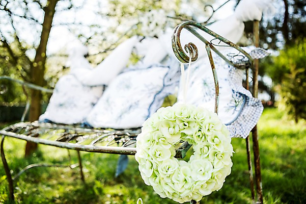 포토 JPG 주간 공원 결혼 벤치 사람없음 야외 아웃포커스 화관 오브젝트 결혼소품 국내포토 자연요소 공공시설 꽃 의자 촬영기법 이벤트 파일형식