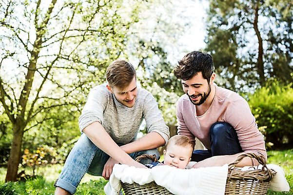 포토 JPG 주간 서양인 외국인 커플 응시 공원 남자 행복 미소 사람 앉기 잔디 상반신 20대 성인 야외 앞모습 세명 바구니 화목 다정 육아 아기 동성애자 남자만 국내포토 자연요소 식물 시선 공공시설 감정 뷰포인트 컨셉 관계 모션 표정 인종 청년 파일형식 성소수자