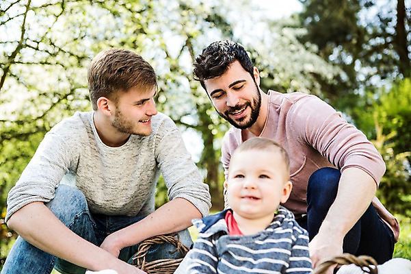 포토 JPG 주간 서양인 외국인 커플 응시 공원 남자 행복 미소 사람 앉기 상반신 20대 성인 야외 앞모습 세명 바구니 화목 다정 육아 아기 동성애자 남자만 국내포토 자연요소 시선 공공시설 감정 뷰포인트 컨셉 관계 모션 표정 인종 청년 파일형식 성소수자
