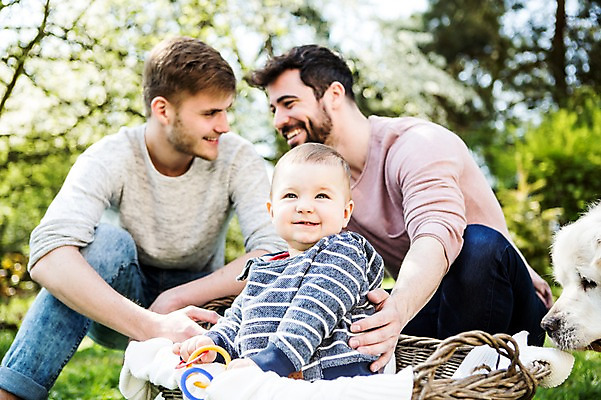 포토 JPG 주간 서양인 외국인 한마리 커플 응시 공원 남자 행복 미소 사람 상반신 20대 성인 야외 앞모습 옆모습 세명 바구니 마주보기 화목 다정 육아 아기 잡기 강아지 동성애자 반려 남자만 국내포토 자연요소 1 시선 공공시설 감정 뷰포인트 컨셉 관계 모션 표정 인종 청년 반려동물 개 파일형식 성소수자