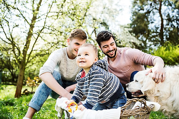 포토 JPG 주간 전신 서양인 외국인 한마리 커플 응시 남자 행복 서기 미소 사람 앉기 상반신 20대 성인 야외 앞모습 세명 장난감 바구니 화목 다정 육아 아기 잡기 강아지 동성애자 반려 남자만 국내포토 자연요소 1 시선 감정 뷰포인트 컨셉 관계 모션 표정 인종 청년 반려동물 개 파일형식 성소수자