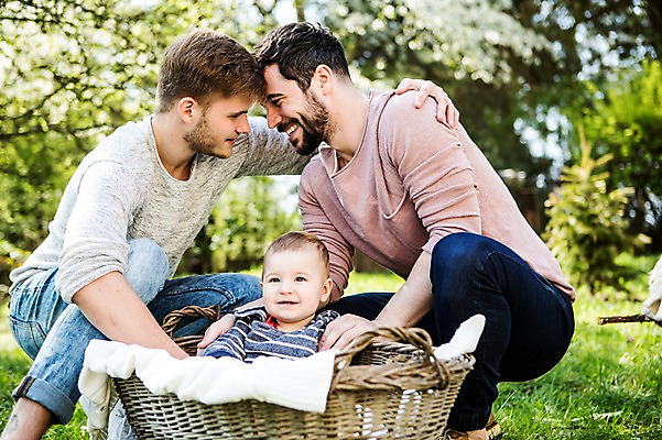 포토 JPG 주간 전신 서양인 외국인 커플 공원 남자 행복 미소 사람 앉기 20대 성인 야외 옆모습 세명 바구니 화목 다정 육아 아기 동성애자 남자만 머리맞대기 어깨에손 국내포토 자연요소 공공시설 감정 뷰포인트 컨셉 관계 모션 표정 인종 청년 파일형식 성소수자