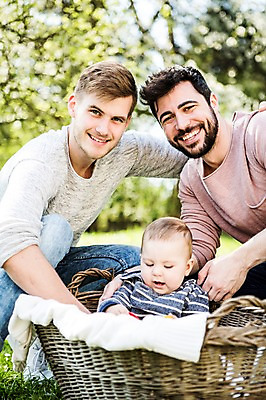 포토 JPG 주간 전신 서양인 외국인 커플 응시 공원 남자 행복 미소 사람 20대 성인 야외 앞모습 세명 바구니 화목 다정 육아 아기 동성애자 남자만 어깨에손 국내포토 자연요소 시선 공공시설 감정 뷰포인트 컨셉 관계 모션 표정 인종 청년 파일형식 성소수자