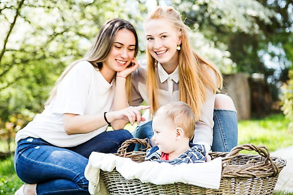 포토 JPG 주간 전신 서양인 외국인 커플 응시 공원 여자 남자 행복 장난 미소 사람 앉기 20대 성인 야외 앞모습 옆모습 세명 바구니 화목 다정 육아 아기 동성애자 국내포토 자연요소 시선 공공시설 감정 뷰포인트 컨셉 관계 모션 표정 인종 청년 파일형식 성소수자
