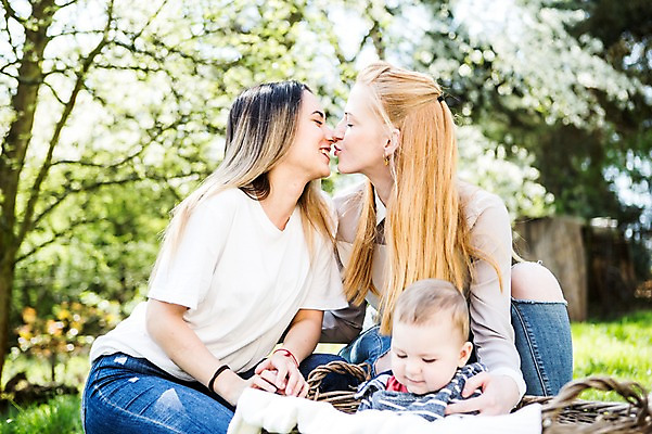 포토 JPG 주간 서양인 외국인 커플 공원 여자 남자 행복 키스 미소 사람 앉기 상반신 20대 성인 야외 앞모습 옆모습 세명 바구니 화목 다정 아기 동성애자 국내포토 자연요소 공공시설 감정 뷰포인트 컨셉 관계 모션 표정 인종 청년 애정표현 파일형식 성소수자