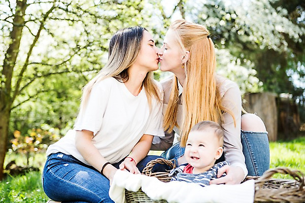 포토 JPG 주간 서양인 외국인 커플 공원 여자 남자 행복 키스 미소 사람 앉기 상반신 20대 성인 야외 앞모습 옆모습 세명 바구니 화목 다정 육아 아기 동성애자 국내포토 자연요소 공공시설 감정 뷰포인트 컨셉 관계 모션 표정 인종 청년 애정표현 파일형식 성소수자