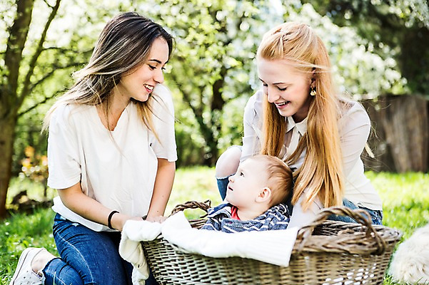 포토 JPG 주간 전신 서양인 외국인 커플 응시 공원 여자 남자 행복 미소 사람 앉기 상반신 20대 성인 야외 앞모습 옆모습 세명 바구니 화목 다정 육아 아기 동성애자 국내포토 자연요소 시선 공공시설 감정 뷰포인트 컨셉 관계 모션 표정 인종 청년 파일형식 성소수자