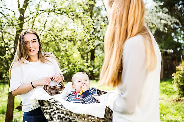 포토 JPG 주간 서양인 외국인 커플 응시 공원 여자 남자 행복 미소 들기 사람 상반신 20대 성인 야외 앞모습 옆모습 세명 바구니 화목 다정 육아 아기 즐거움 동성애자 국내포토 자연요소 시선 공공시설 감정 뷰포인트 컨셉 관계 모션 표정 인종 청년 파일형식 성소수자