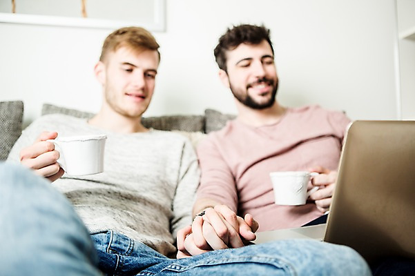 포토 JPG 서양인 외국인 커플 응시 남자 행복 실내 미소 사람 앉기 상반신 20대 성인 두명 앞모습 노트북 소파 손잡기 다정 마시기 커피잔 동성애자 성인남자만 국내포토 시선 감정 커피 뷰포인트 컨셉 의자 관계 모션 잔 표정 인종 청년 내부 전자제품 남자만 성인만 파일형식 성소수자