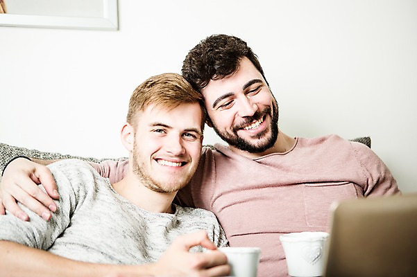 포토 JPG 서양인 외국인 커플 응시 남자 행복 안기 실내 미소 사람 앉기 상반신 20대 성인 두명 앞모습 노트북 소파 다정 커피잔 즐거움 동성애자 성인남자만 어깨에손 국내포토 시선 감정 커피 뷰포인트 컨셉 의자 관계 모션 잔 표정 인종 청년 내부 전자제품 남자만 성인만 파일형식 성소수자