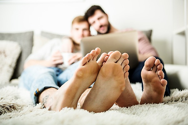 포토 JPG 전신 서양인 외국인 커플 남자 행복 실내 사람 앉기 근접촬영 20대 성인 두명 앞모습 노트북 소파 다정 발바닥 동성애자 성인남자만 국내포토 감정 뷰포인트 컨셉 의자 관계 모션 발 인종 청년 내부 전자제품 남자만 성인만 파일형식 성소수자