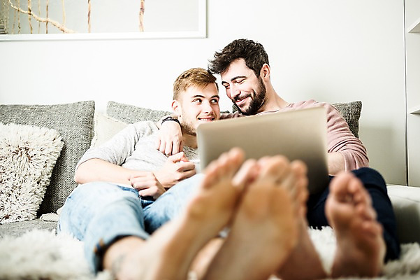 포토 JPG 전신 서양인 외국인 커플 응시 남자 행복 안기 실내 미소 사람 앉기 20대 성인 두명 앞모습 노트북 소파 기댐 다정 동성애자 성인남자만 국내포토 시선 감정 뷰포인트 컨셉 의자 관계 모션 표정 인종 청년 내부 전자제품 남자만 성인만 파일형식 성소수자