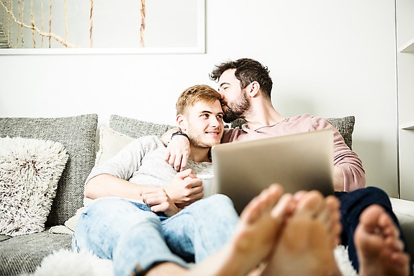 포토 JPG 전신 서양인 외국인 커플 응시 남자 행복 안기 키스 실내 미소 사람 앉기 20대 성인 두명 앞모습 노트북 소파 다정 동성애자 성인남자만 국내포토 시선 감정 뷰포인트 컨셉 의자 관계 모션 표정 인종 청년 내부 전자제품 애정표현 남자만 성인만 파일형식 성소수자