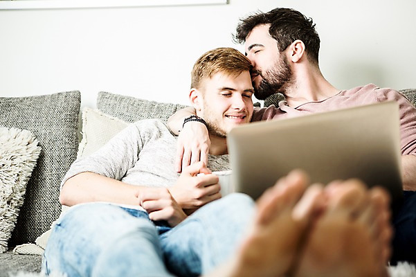 포토 JPG 전신 서양인 외국인 커플 남자 행복 안기 키스 실내 미소 사람 앉기 20대 성인 두명 앞모습 노트북 소파 눈감음 다정 동성애자 성인남자만 국내포토 감정 뷰포인트 컨셉 의자 관계 모션 표정 인종 청년 내부 전자제품 애정표현 남자만 성인만 파일형식 성소수자