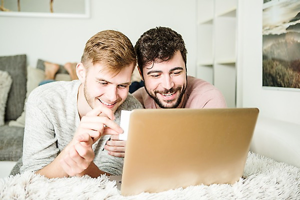 포토 JPG 전신 서양인 외국인 커플 응시 남자 행복 엎드리기 실내 미소 사람 20대 성인 두명 앞모습 노트북 소파 다정 즐거움 동성애자 성인남자만 국내포토 시선 감정 뷰포인트 컨셉 의자 관계 모션 표정 인종 청년 내부 전자제품 남자만 성인만 파일형식 성소수자