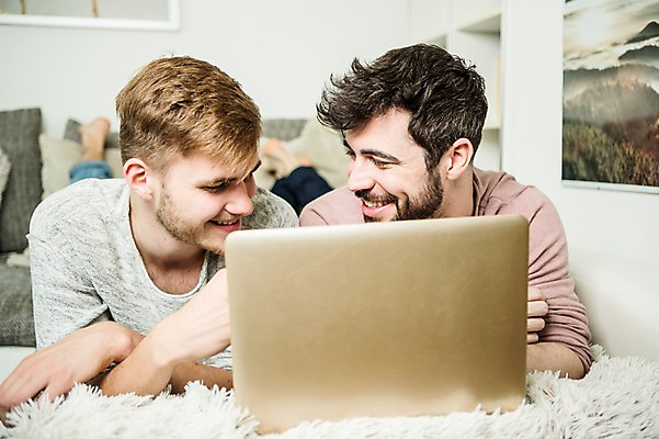 포토 JPG 전신 서양인 외국인 커플 응시 남자 행복 엎드리기 실내 미소 사람 20대 성인 두명 앞모습 노트북 소파 마주보기 다정 동성애자 성인남자만 국내포토 시선 감정 뷰포인트 컨셉 의자 관계 모션 표정 인종 청년 내부 전자제품 남자만 성인만 파일형식 성소수자