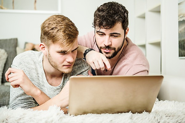 포토 JPG 서양인 외국인 커플 응시 남자 행복 엎드리기 실내 사람 상반신 20대 성인 두명 앞모습 노트북 소파 기댐 다정 가리킴 동성애자 성인남자만 국내포토 시선 감정 뷰포인트 컨셉 의자 관계 모션 인종 손짓 청년 내부 전자제품 남자만 성인만 파일형식 성소수자