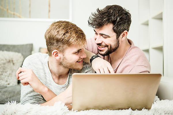 포토 JPG 서양인 외국인 커플 응시 남자 행복 엎드리기 실내 미소 사람 상반신 20대 성인 두명 앞모습 노트북 소파 기댐 다정 동성애자 성인남자만 국내포토 시선 감정 뷰포인트 컨셉 의자 관계 모션 표정 인종 청년 내부 전자제품 남자만 성인만 파일형식 성소수자