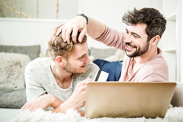 포토 JPG 서양인 외국인 커플 응시 남자 행복 엎드리기 장난 실내 미소 사람 상반신 20대 성인 두명 앞모습 노트북 소파 마주보기 다정 만지기 신용카드 동성애자 성인남자만 국내포토 시선 감정 뷰포인트 컨셉 의자 관계 모션 표정 인종 청년 내부 금융 전자제품 남자만 성인만 파일형식 성소수자