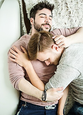 포토 JPG 서양인 외국인 커플 남자 행복 실내 사람 상반신 20대 성인 두명 앞모습 옆모습 눕기 기댐 다정 잠 동성애자 성인남자만 국내포토 감정 뷰포인트 컨셉 관계 모션 인종 청년 내부 남자만 성인만 파일형식 성소수자