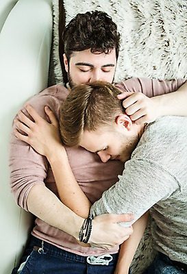 포토 JPG 서양인 외국인 커플 남자 행복 실내 사람 상반신 20대 성인 두명 앞모습 옆모습 하이앵글 눕기 기댐 다정 잠 동성애자 성인남자만 국내포토 감정 뷰포인트 컨셉 관계 모션 인종 청년 내부 남자만 성인만 파일형식 성소수자