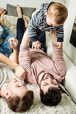 포토 JPG 전신 서양인 외국인 커플 응시 남자 행복 안기 실내 미소 사람 20대 성인 세명 눕기 화목 다정 육아 아기 즐거움 동성애자 남자만 들어올리기 국내포토 시선 감정 컨셉 관계 모션 표정 인종 청년 내부 파일형식 성소수자