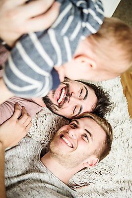 포토 JPG 서양인 외국인 커플 응시 남자 행복 안기 실내 미소 사람 상반신 20대 성인 앞모습 뒷모습 세명 하이앵글 눕기 화목 다정 육아 아기 동성애자 남자만 들어올리기 국내포토 시선 감정 뷰포인트 컨셉 관계 모션 표정 인종 청년 내부 파일형식 성소수자