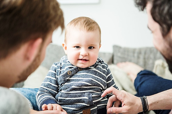 포토 JPG 서양인 외국인 커플 남자 행복 실내 미소 사람 앉기 상반신 20대 성인 앞모습 뒷모습 세명 눕기 손잡기 화목 다정 육아 아기 동성애자 남자만 국내포토 감정 뷰포인트 컨셉 관계 모션 표정 인종 청년 내부 파일형식 성소수자