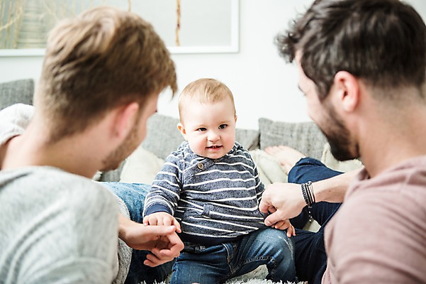 포토 JPG 전신 서양인 외국인 커플 응시 남자 행복 실내 미소 사람 앉기 상반신 20대 성인 앞모습 뒷모습 세명 눕기 손잡기 화목 다정 육아 아기 동성애자 남자만 국내포토 시선 감정 뷰포인트 컨셉 관계 모션 표정 인종 청년 내부 파일형식 성소수자
