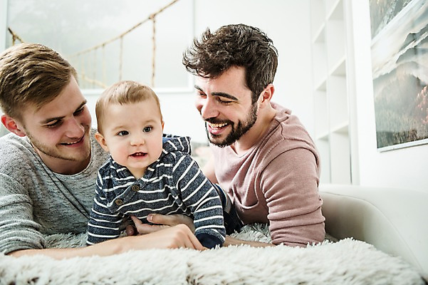 포토 JPG 서양인 외국인 커플 응시 남자 행복 엎드리기 실내 미소 사람 상반신 20대 성인 앞모습 세명 화목 다정 육아 아기 동성애자 남자만 국내포토 시선 감정 뷰포인트 컨셉 관계 모션 표정 인종 청년 내부 파일형식 성소수자