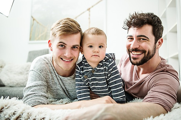 포토 JPG 서양인 외국인 커플 응시 남자 행복 엎드리기 실내 미소 사람 상반신 20대 성인 앞모습 세명 화목 다정 육아 아기 동성애자 남자만 국내포토 시선 감정 뷰포인트 컨셉 관계 모션 표정 인종 청년 내부 파일형식 성소수자