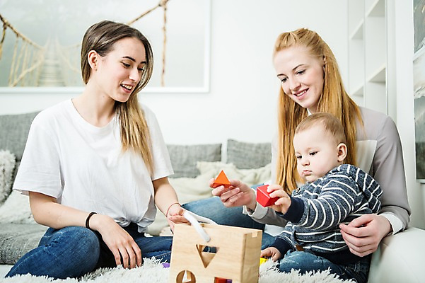 포토 JPG 서양인 외국인 커플 응시 여자 남자 행복 실내 미소 사람 앉기 상반신 20대 성인 앞모습 세명 장난감 화목 다정 육아 아기 동성애자 국내포토 시선 감정 뷰포인트 컨셉 관계 모션 표정 인종 청년 내부 파일형식 성소수자
