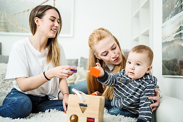 포토 JPG 서양인 외국인 커플 응시 여자 남자 행복 안기 실내 미소 사람 앉기 상반신 20대 성인 앞모습 세명 장난감 화목 다정 육아 아기 동성애자 국내포토 시선 감정 뷰포인트 컨셉 관계 모션 표정 인종 청년 내부 파일형식 성소수자