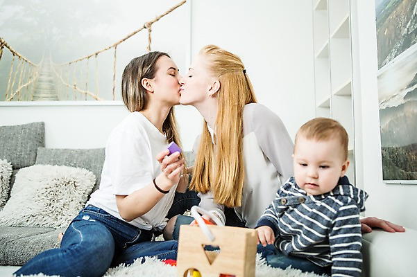포토 JPG 전신 서양인 외국인 커플 여자 남자 행복 키스 실내 사랑 사람 앉기 상반신 20대 성인 옆모습 세명 장난감 화목 다정 아기 동성애자 국내포토 감정 뷰포인트 컨셉 관계 모션 인종 청년 내부 애정표현 파일형식 성소수자