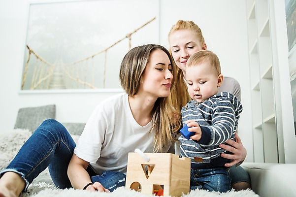 포토 JPG 전신 서양인 외국인 커플 응시 여자 남자 행복 안기 실내 미소 사람 앉기 상반신 20대 성인 앞모습 세명 장난감 화목 다정 육아 아기 동성애자 국내포토 시선 감정 뷰포인트 컨셉 관계 모션 표정 인종 청년 내부 파일형식 성소수자