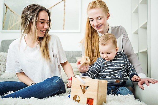 포토 JPG 서양인 외국인 커플 응시 여자 남자 행복 실내 미소 사람 앉기 상반신 20대 성인 앞모습 세명 장난감 화목 다정 육아 아기 동성애자 국내포토 시선 감정 뷰포인트 컨셉 관계 모션 표정 인종 청년 내부 파일형식 성소수자