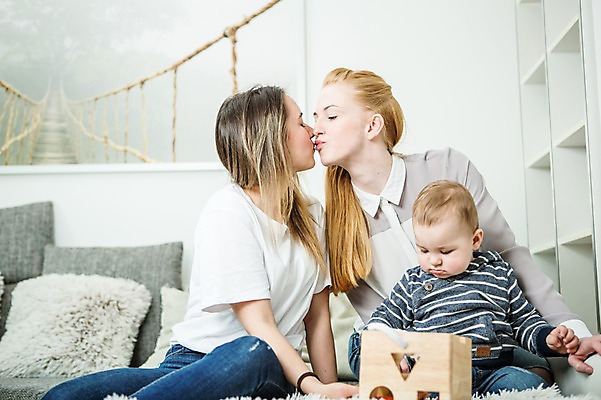 포토 JPG 서양인 외국인 커플 여자 남자 행복 키스 실내 사람 앉기 상반신 20대 성인 앞모습 세명 장난감 화목 다정 아기 동성애자 국내포토 감정 뷰포인트 컨셉 관계 모션 인종 청년 내부 애정표현 파일형식 성소수자