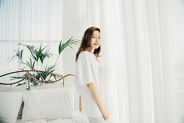 포토 JPG 우먼라이프 응시 여자 화분 여유 베개 아침 휴식 실내 한명 서기 미소 사람 상반신 20대 성인 옆모습 공휴일 한국인 침대 커튼 싱글 안식처 싱글라이프 성인여자한명만 소확행 국내포토 주간 1 라이프스타일 시선 기념일 감정 뷰포인트 가구 컨셉 침구 모션 표정 동양인 청년 내부 신조어 여자한명만 성인여자만 파일형식