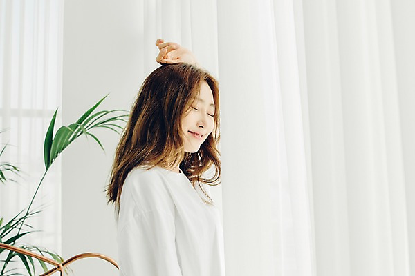 포토 JPG 우먼라이프 여자 여유 아침 휴식 실내 한명 미소 사람 상반신 20대 성인 옆모습 공휴일 손들기 눈감음 한국인 커튼 싱글 안식처 싱글라이프 성인여자한명만 소확행 국내포토 주간 1 라이프스타일 기념일 감정 뷰포인트 컨셉 모션 표정 동양인 청년 내부 신조어 여자한명만 성인여자만 파일형식 자연요소 인종 이벤트 생활 여자만 성인만 유행어 유행