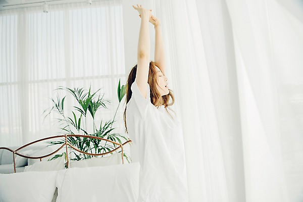 포토 JPG 우먼라이프 여자 화분 여유 베개 아침 휴식 실내 한명 사람 상반신 20대 성인 옆모습 공휴일 눈감음 한국인 침대 커튼 창가 싱글 기지개 안식처 싱글라이프 성인여자한명만 소확행 국내포토 주간 1 라이프스타일 기념일 감정 뷰포인트 가구 컨셉 창문 침구 모션 동양인 청년 내부 신조어 여자한명만 성인여자만 파일형식