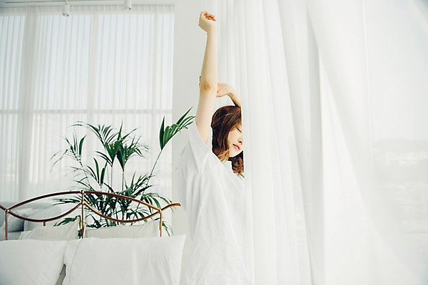 포토 JPG 우먼라이프 여자 화분 여유 베개 아침 휴식 실내 한명 서기 사람 상반신 20대 성인 옆모습 공휴일 눈감음 한국인 침대 커튼 창가 싱글 기지개 안식처 싱글라이프 성인여자한명만 소확행 국내포토 주간 1 라이프스타일 기념일 감정 뷰포인트 가구 컨셉 창문 침구 모션 동양인 청년 내부 신조어 여자한명만 성인여자만 파일형식